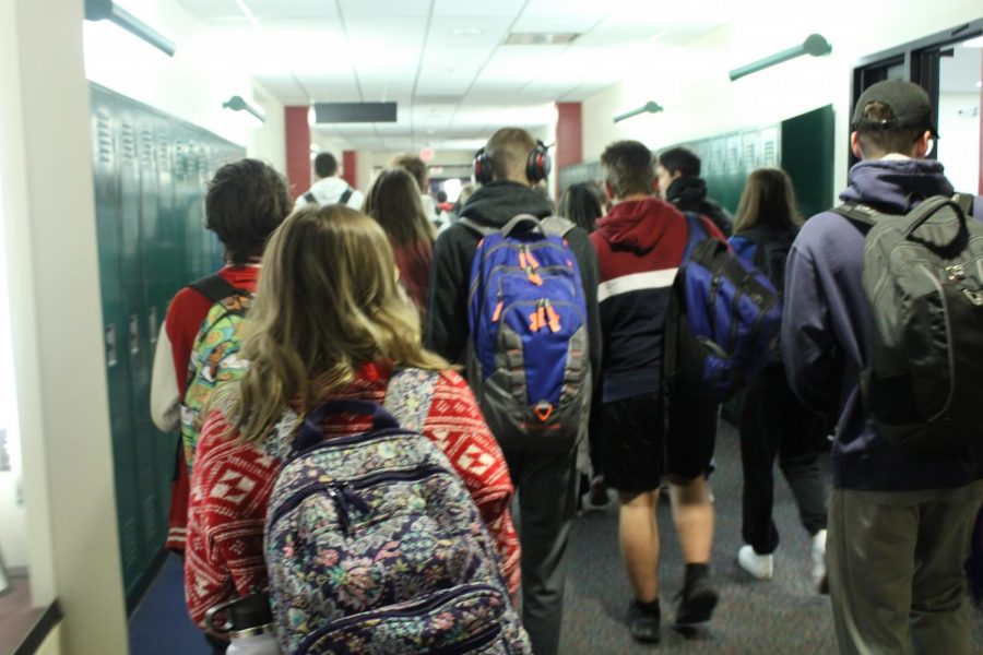 Students of GEHS flooding the hallways on the way to lunch.